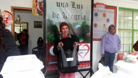 Entregan en Papalotla cenas navideñas a familias vulnerables imagen 2