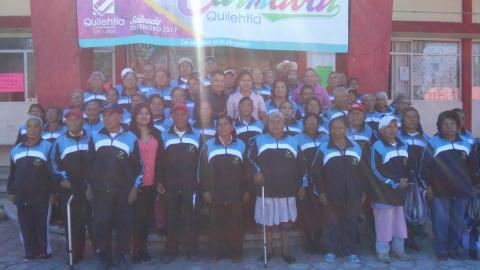 Ayuntamiento y SMDIF entrega uniformes deportivos a canitas blancas de Quilehtla imagen 4