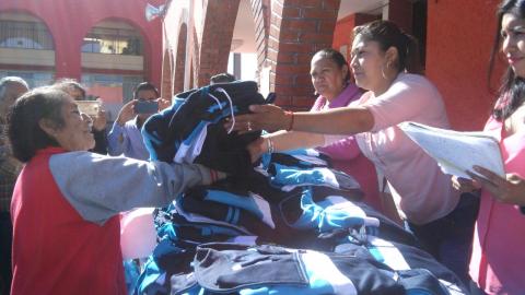 Ayuntamiento y SMDIF entrega uniformes deportivos a canitas blancas de Quilehtla imagen 1