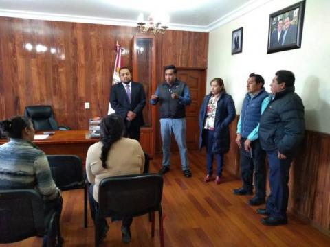 Alcalde entrega vales de material para 2 obras en el barrio de Matlacahuacan imagen 1