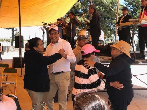 Celebran en Ixtenco día del abuelo con mega festejo imagen 1