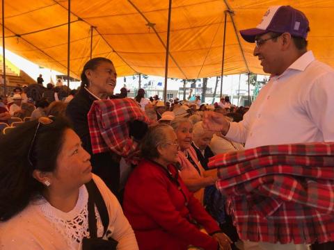 Celebran en Ixtenco día del abuelo con mega festejo imagen 3