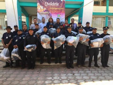 Con la entrega de uniformes mejoramos la imagen de nuestra policía: alcalde imagen 1