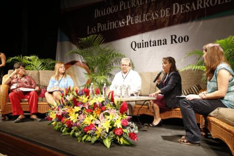 04 de abril, 2014 Playa del Carmen, Quintana Roo.- La senadora Lorena Cuéllar moderó los trabajos de la mesa: Seguridad Social Universal del Foro Regional Diálogo plural para el marco jurídico y las políticas de desarrollo social.