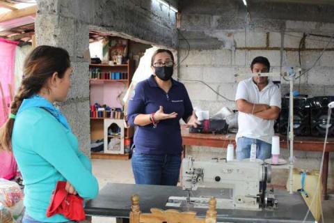 Brito confirma su cercanía con la gente y reparte despensas imagen 1