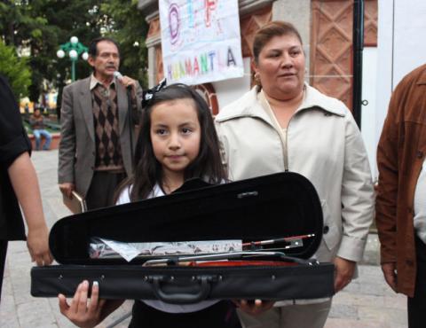Entrega Smdif Huamantla instrumentos a orquesta infantil imagen 2