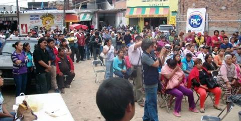 Arropa Serafín Ortiz a ambulantes maltratados en Chiautempan imagen 2