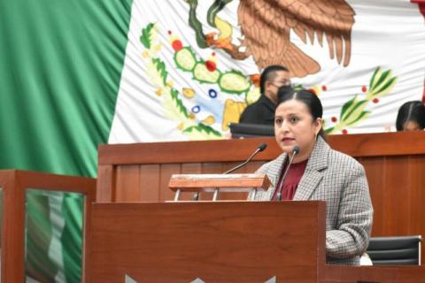 Presidenta de la Comisión de Salud da coscorrón a Blanca Águila