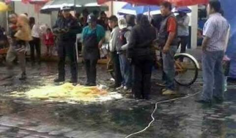Policía municipal arrolla un puesto de elotes en Huamantla