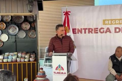 Entrega Alfonso Sánchez a artesanos de Tlaxcala nuevos carritos de venta en la Plaza Xicohténcatl