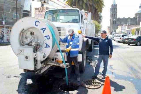 Realiza comuna de Apizaco desazolve en drenajes