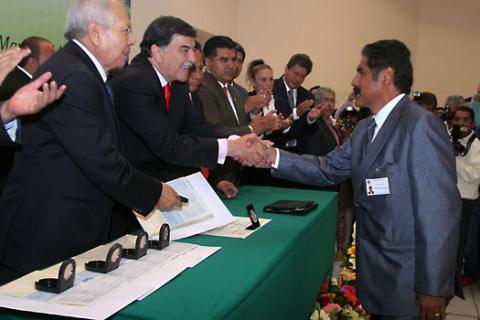 Regala MGZ 22 vehículos a los maestros del SNTE