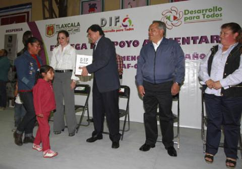 Dan apoyos alimentarios a niños de Huamantla