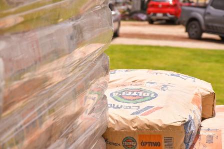 Gobierno de Apetatitlán entrega materiales para construcción