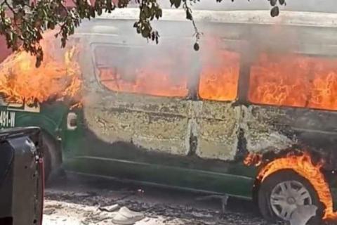 Explota combi de transporte al interior de una hojalatería en la capital