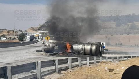 Se vuelve a volcar e incendiar una pipa cargada de diésel en el Arco Norte