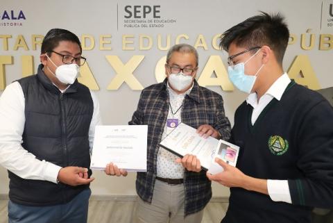 Premian a estudiantes del concurso “La Juventud y la Mar”