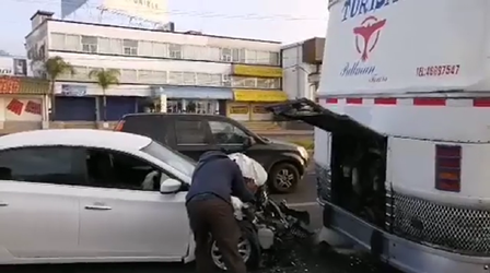 Automóvil se impacta contra autobús de peregrinos
