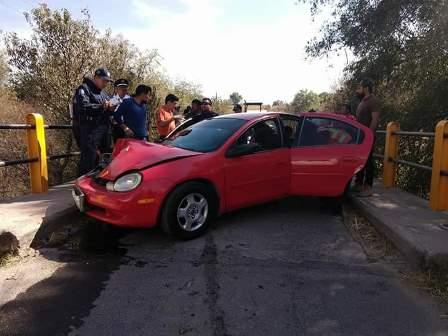 Pipa de gas choca con automóvil particular en Panotla imagen 3