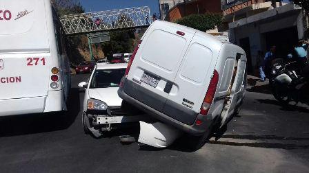 Por ganar el paso colisionaron dos vehículos en la capital
