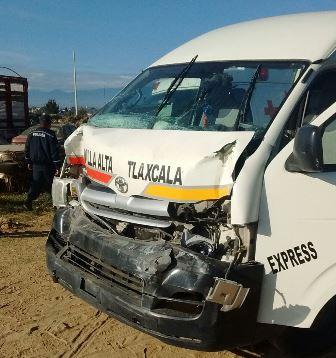 Choque de trasporte público deja 3 lesionados imagen 2