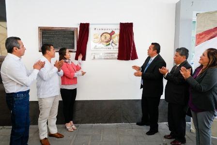 Develan placa de 500 Años del Encuentro de dos Culturas