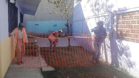 Cuida Ayuntamiento integridad de preescolares en demolición de barda imagen 2
