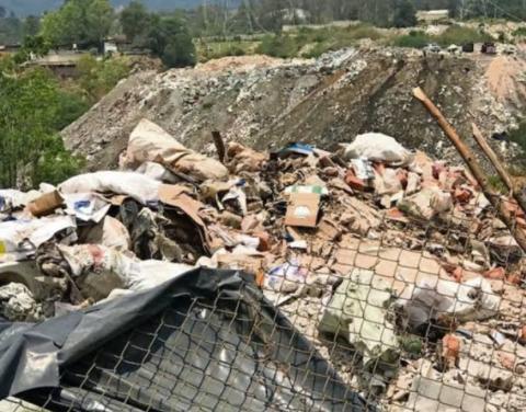 Alcalde de Mazatecochco sigue realizando descargas de escrombro en zonas prohibidas