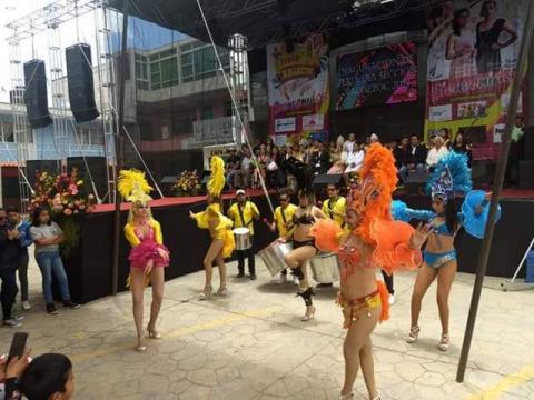 Alcalde corono a “Alejandra I” como reina de la feria de la 1ra sección imagen 3