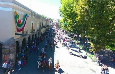 Cabalgata de la Mexicanidad recorre la Ciudad de Tlaxcala imagen 1
