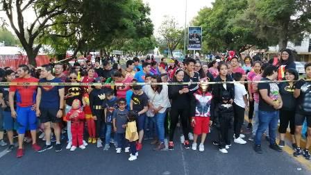Fomenta la unión familiar Carrera Nocturna de Superhéroes imagen 1