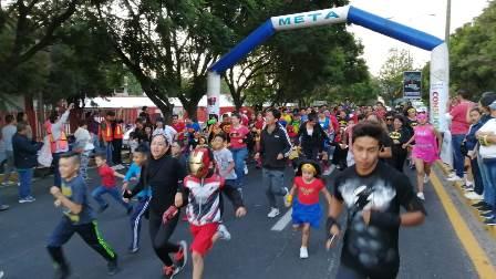 Fomenta la unión familiar Carrera Nocturna de Superhéroes imagen 2