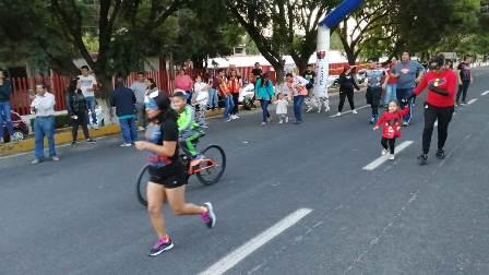 Fomenta la unión familiar Carrera Nocturna de Superhéroes imagen 3