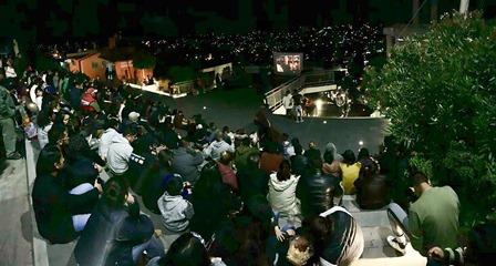 Reúne “Cine al Aire Libre” en la capital a cientos de jóvenes imagen 1