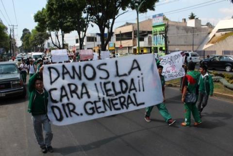 Se manifiestan estudiantes del Conalep contra Dirección General
