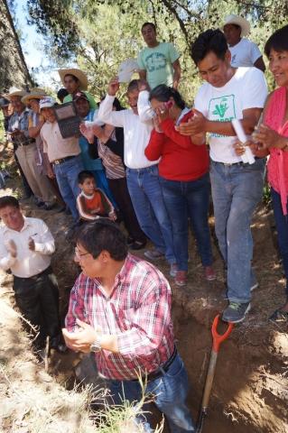 Coloca Filemón Acoltzi primera piedra de Centro de Salud en Tlacatecpa imagen 5