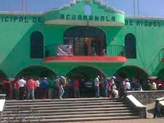 Echan a la calle a integrantes del Consejo Municipal en Acuamanala