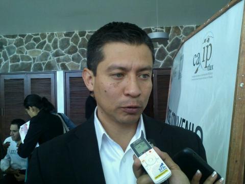 Busca Caiptlax renovar parque vehicular y 45 computadoras