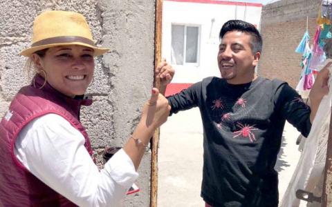 Becas para estudiantes propone Michaelle Brito