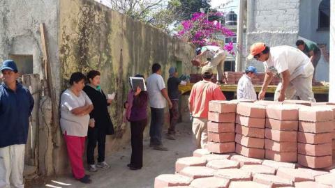 Diputada Cruz Busto entrega adoquín en Tepeticpac imagen 1