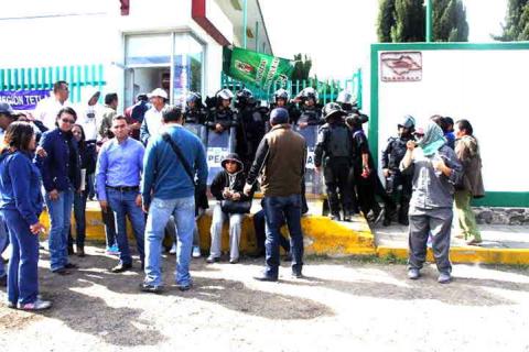 Granaderos impiden que CNTE reventara la evaluación magisterial imagen 2