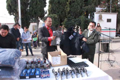 Alcalde refuerza la seguridad pública dotando de armamento imagen 1