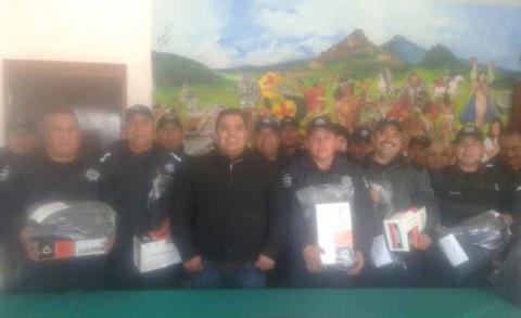 Policías de Tzompantepec reciben uniformes nuevos imagen 1