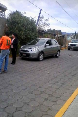 Mujer distraída atropella a motociclista imagen 2