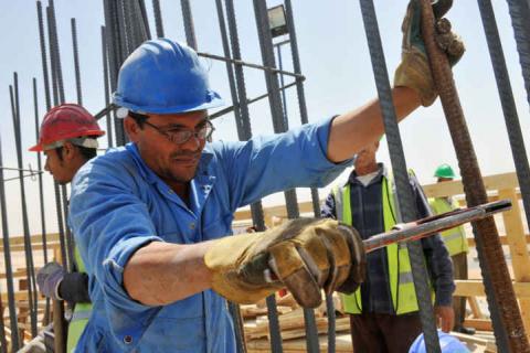 Mexicanos trabajan más pero ganan menos