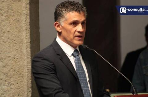 Junior desprecia a la gobernadora y la ignora