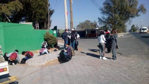 Limpian Alumnos del Cecyte calles de Ahuashuatepec, en Tzompantepec