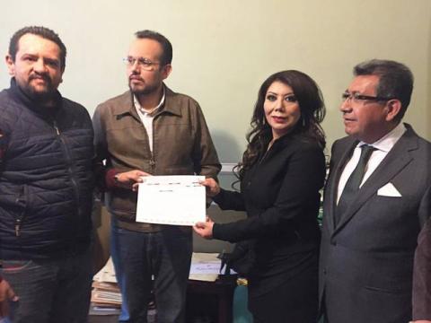 Alejandra Ramírez se registra como precandidata del PRD a diputada federal