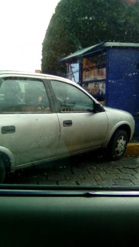 Pierde el control y sube su auto a la banqueta imagen 3