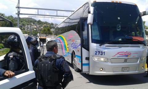 Liberan autobús secuestrado en Ayotzinapa imagen 1